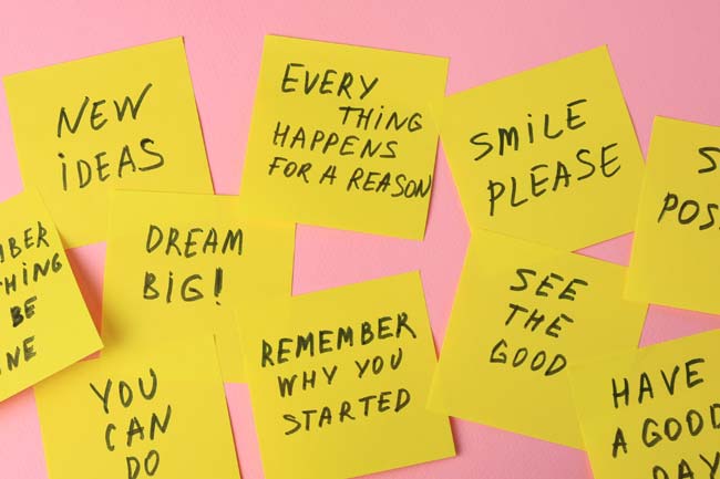 Post-its mit Affirmationen